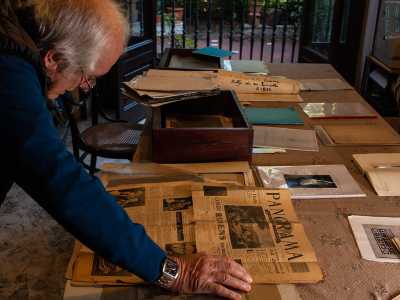 Ci accomodiamo cos� al grande tavolo che affaccia sul cortile interno, l� dove Giandonato ci mostra documenti, articoli e foto d�epoca dell�artista